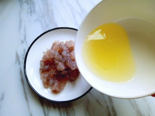 8、虾仁黄金炒饭,切碎的虾，加入少许蛋白。(是蛋白呦。)