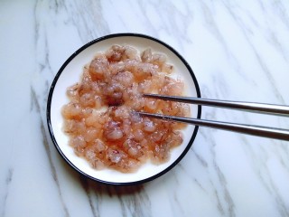 10、虾仁黄金炒饭,用筷子拌均匀，放旁边腌制备用。