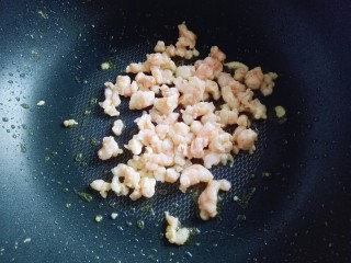 12、虾仁黄金炒饭,炒至虾仁变色，盛出备用。