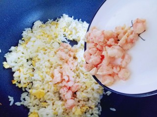 17、虾仁黄金炒饭,加入炒过的虾仁，翻炒均匀。