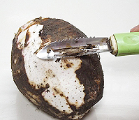 1、香芋蒸排骨,将槟榔芋头切去表皮，分切成10mmx10mm的小方块