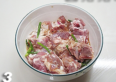 3、香芋蒸排骨,葱、姜切碎，拌入排骨内，加入生抽，盐，白糖，玉米淀粉，香油把排骨拌匀。