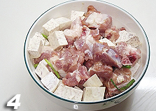 4、香芋蒸排骨,放入切块的芋头拌匀，放置腌制20分钟