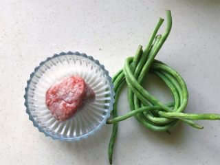 1、肉饼缸豆花环,准备好食材，这个肉末是前几天剁好冷冻的