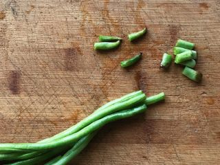 2、肉饼缸豆花环,缸豆切掉头尾