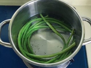 3、肉饼缸豆花环,锅里煮开水，放入缸豆