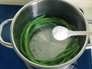 4、肉饼缸豆花环,加入一勺盐煮熟变软