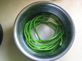 5、肉饼缸豆花环,捞出后浸泡在冷水中