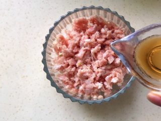 6、肉饼缸豆花环,肉末中加入料酒