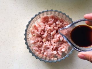 7、肉饼缸豆花环,加入酱油