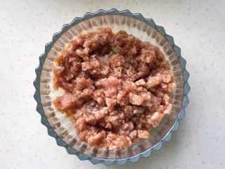 8、肉饼缸豆花环,拌匀备用