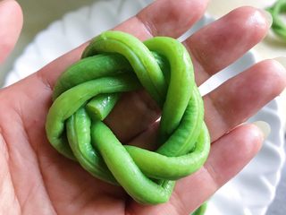 11、肉饼缸豆花环,剩下一截也围着绕完为止，把投塞进就完成了