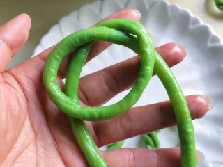 9、肉饼缸豆花环,开始编缸豆花环，首先打个圈，头尾长度保持一致