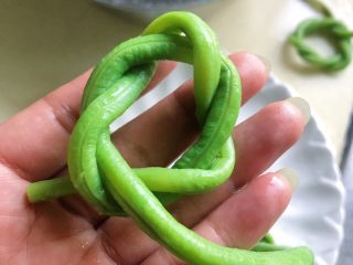 10、肉饼缸豆花环,取其中一根围着圈继续绕一圈