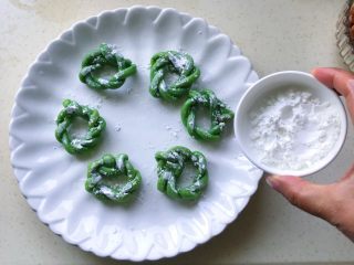 13、肉饼缸豆花环,把干淀粉撒在花环上，为了和肉饼密切粘连