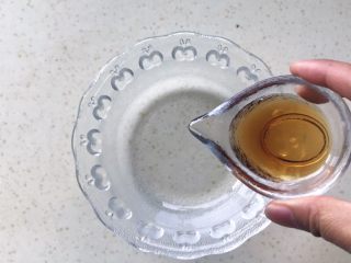 16、肉饼缸豆花环,开始调一个酱汁：首先把料酒倒入容器中