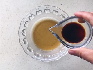 17、肉饼缸豆花环,把生抽、老抽也倒入