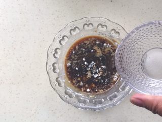 21、肉饼缸豆花环,最后加入适量清水，搅拌均匀