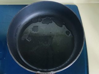 22、肉饼缸豆花环,平底锅中倒入少许油