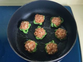 23、肉饼缸豆花环,把花环放入锅中