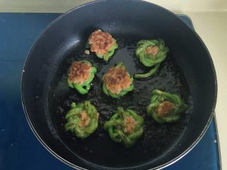 24、肉饼缸豆花环,煎至两面微焦，煎熟即可