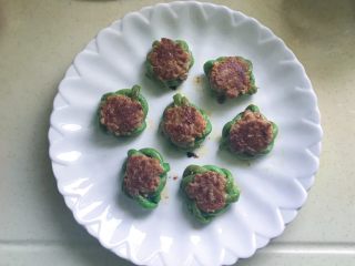 25、肉饼缸豆花环,煎好后放入盘中