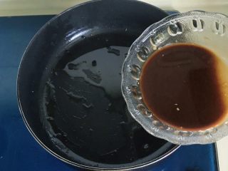 26、肉饼缸豆花环,锅里有煎过剩下的底油，就不需要再另外加油了，倒入调好的酱汁勾一个薄薄的芡汁