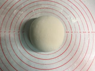 1、芝麻酱红糖饼,揉面盆里放入面粉，倒入60克开水烫面，用筷子搅拌成絮状，再倒入70克凉水，继续搅拌，然后揉成光滑不粘手的富有弹性的面团，盖上保鲜膜饧15分钟。