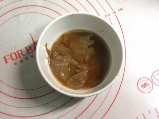 2、芝麻酱红糖饼,饧面的时候调芝麻酱，在碗中加入65克芝麻酱和8克左右的香油。