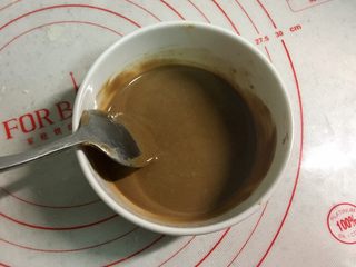 3、芝麻酱红糖饼, 搅拌成均匀顺滑的酱料。