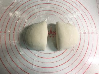 4、芝麻酱红糖饼,把饧好的面团平均分成两份，先取一份，另一份用保鲜膜盖上防止变干。