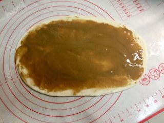 6、芝麻酱红糖饼,在面片上抹上一层芝麻酱（总量的一半）。