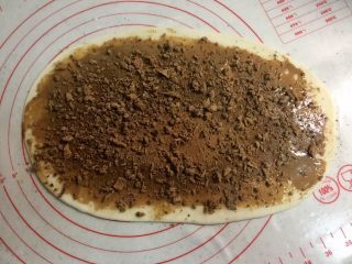 7、芝麻酱红糖饼,撒上一半的红糖，我的红糖没有密封好，结块了，用手捏碎一下。