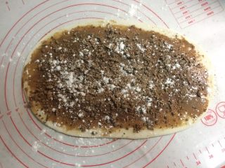 8、芝麻酱红糖饼,再撒上一些面粉，防止红糖受热流出。