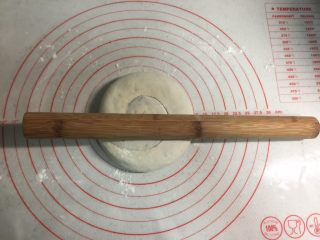11、芝麻酱红糖饼,把面卷用手轻轻按扁，再用擀面杖擀圆。电饼铛可以开始预热。