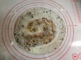 12、芝麻酱红糖饼, 擀成直径约22cm的薄厚一致的圆饼。