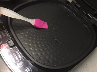 13、芝麻酱红糖饼,电饼铛预热好之后，上下盘各刷一层食用油。