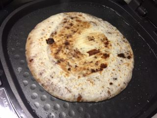 15、芝麻酱红糖饼,约两分钟，程序结束，芝麻酱糖饼就烙好了。然后接着把另一块做好。