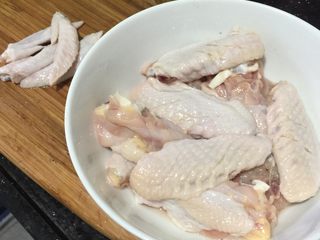 1、芝香可乐鸡翅,鸡翅洗净切块，去掉翅根，在肉背上用刀子划开，容易入味