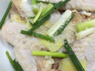 3、芝香可乐鸡翅,放姜片，葱段，盐，鸡精，少许白糖