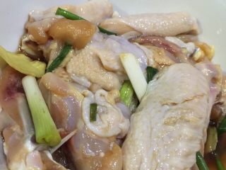 5、芝香可乐鸡翅,腌制期间要注意继续抓匀，力求每块鸡翅都蘸上