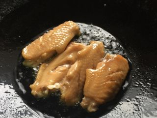 8、芝香可乐鸡翅,大火热锅放油，看到油温上升有点点声音就关小火，把鸡翅逐渐下锅煎