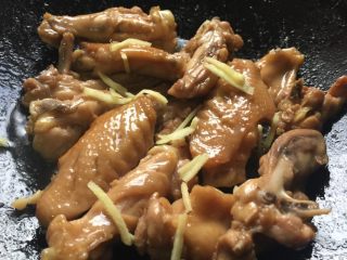 10、芝香可乐鸡翅,撒上准备好的姜丝翻炒