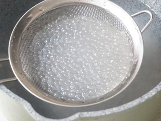 4、自制香芋西米露超好吃，甩糖水店几条街,3､煮好的西米捞出过一下冷开水，然后捞出备用。