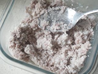 5、自制香芋西米露超好吃，甩糖水店几条街,4､香芋蒸好后，取一点搅碎。