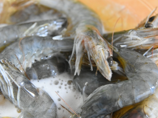 2、干锅香辣虾重现江湖，在鲜、香、辣中体验畅快人生！,撒入1g盐，拌匀后倒入200g啤酒，腌制10分钟