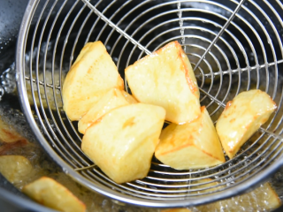 7、干锅香辣虾重现江湖，在鲜、香、辣中体验畅快人生！,再将土豆放入油锅，炸至微微焦黄，捞出