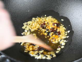 8、干锅香辣虾重现江湖，在鲜、香、辣中体验畅快人生！,热油锅，倒入姜蒜末、8g豆豉、20g火锅底料，炒香