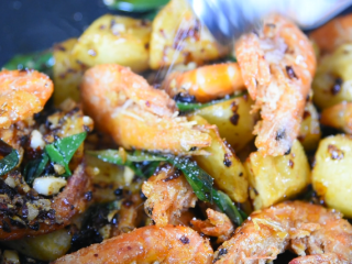 11、干锅香辣虾重现江湖，在鲜、香、辣中体验畅快人生！,撒入1g盐调味