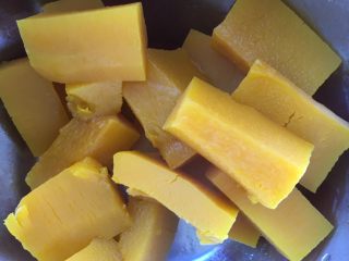 1、奶香南瓜月饼,南瓜去皮去籽洗净切块蒸熟